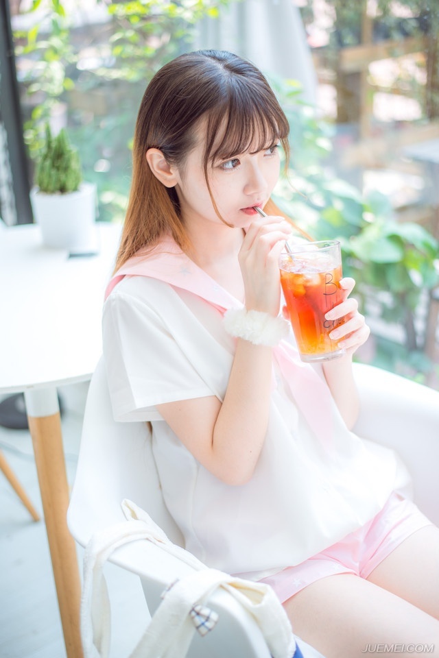 “不错，此老虽然老迈，但勇冠三军，军中将领，多为其后辈，受其提携之恩，威望之广，不在张任将军之下，若能招降此人，则我军可尽得巴郡。”邓贤肯定的回答道。
